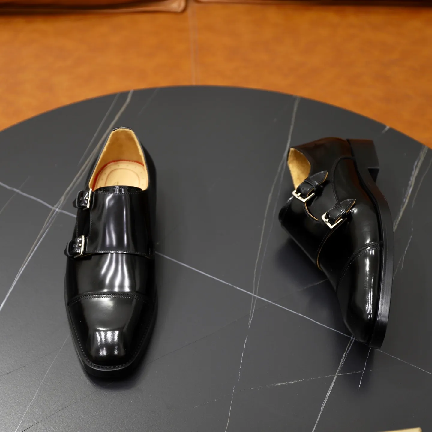 Ex-factory price: 620💰Christia*.Loubouti*🆑High-end men’s business formal leather shoes | Classic red sole shoes | Original imported first-layer cowhide | Water-dyed cowhide lining | Italian imported red rubber outsole | High-end luxury | Perfect interpretation of fashion, sunshine, style, suitable for various occasions Size: 39-44 (38.45 custom-made)